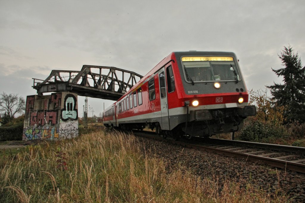 628 656 als RE6 nach Lbeck Hbf im Hintergrund die alte Friedlnder-Brcke am 30.10.2011 in Neubrandenburg.