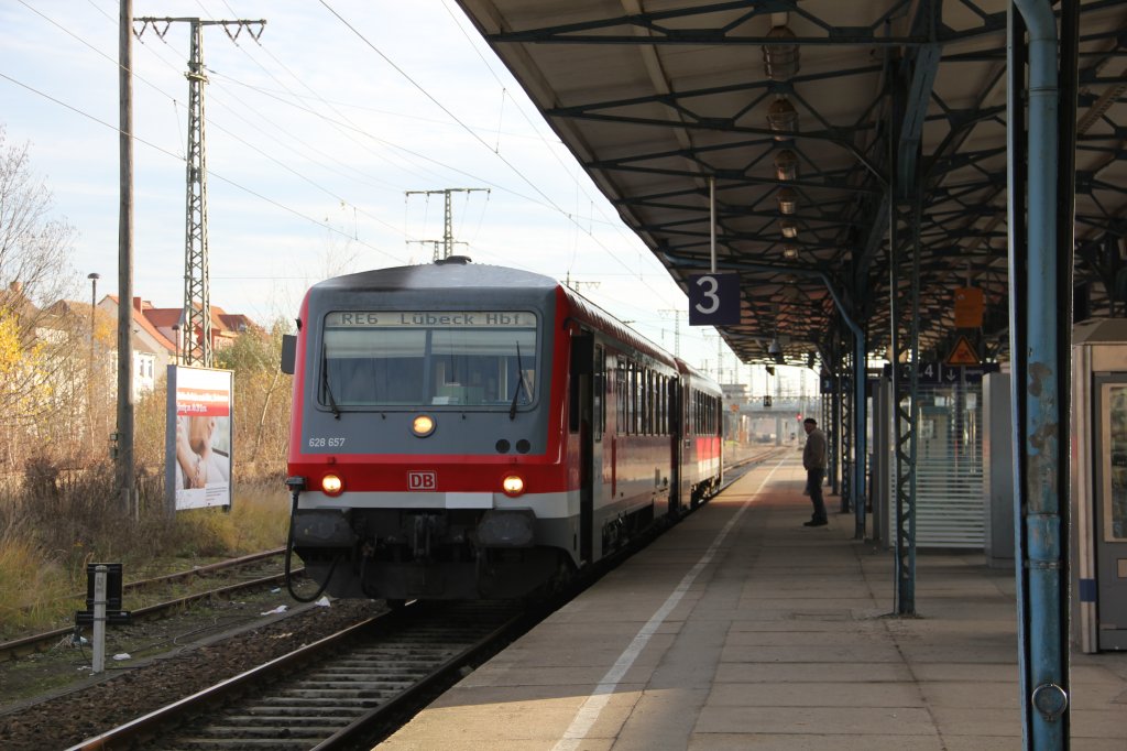 628 657 steht als RE6 nach Lbeck Hbf am 25.11.2011 im Bahnhof Neubrandenburg.