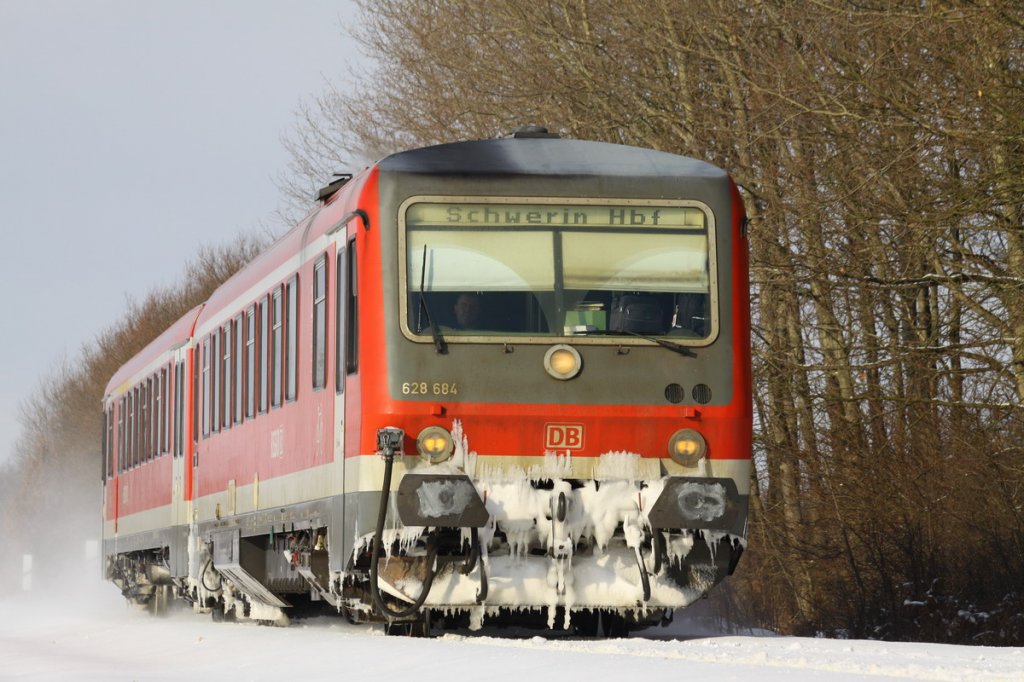 628 684 Regionalbahn 11 nach Shwerin fhrt hier bei Hagenow durch den Schnee. 14.02.2010