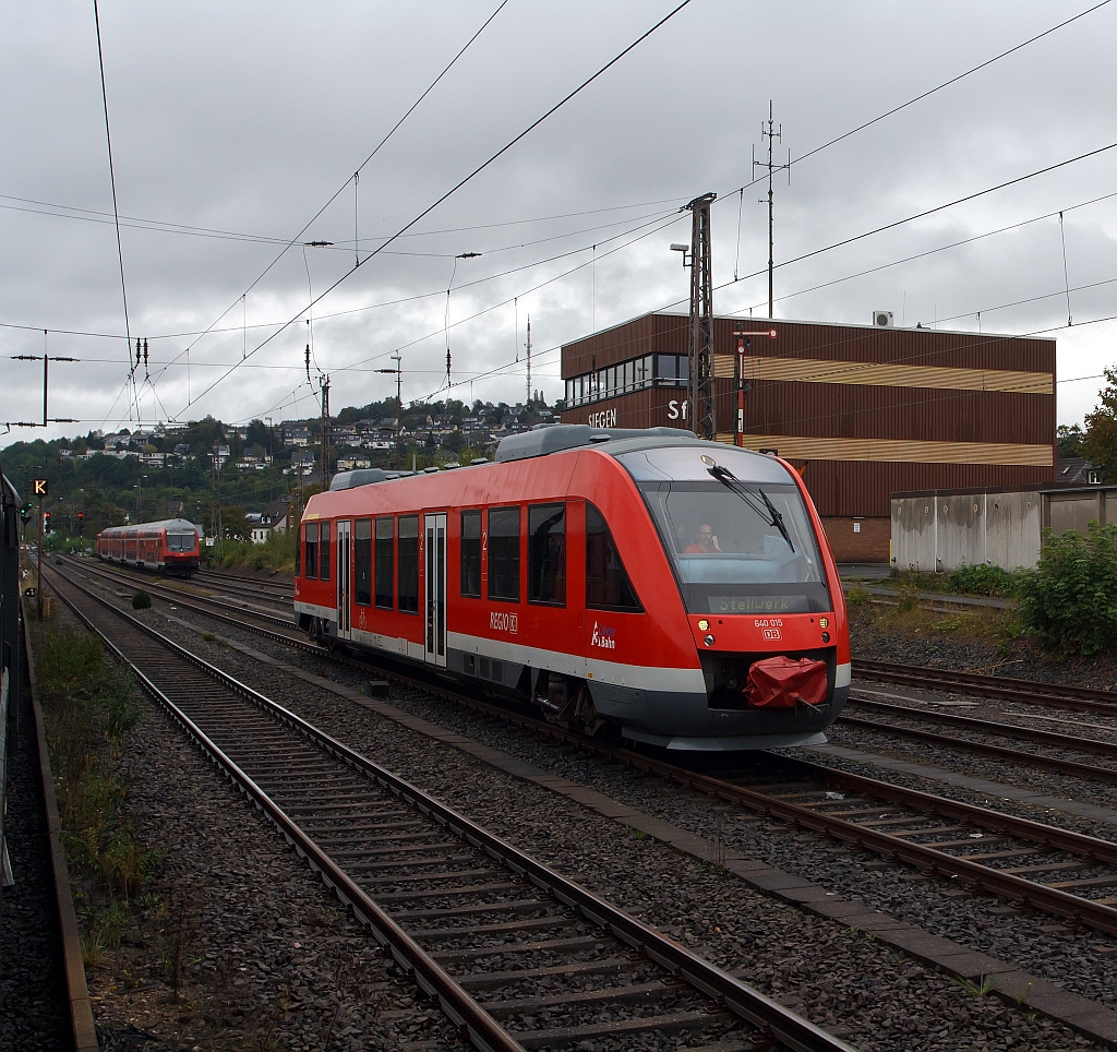 640 015 (LINT 27) der DreiLnderBahn am 18.09.2011 im Penderverkehr zwischen Stellwerk Siegen (Sf), Hbf und Kreisbahn Siegen-Wittgenstein, anlssig 150 Jahre Ruhr-Sieg-Strecke. Im Hintergund das Stellwerk Siegen (Sf). Der abgestellte Zug hinten ist eine 111er mit dem RE 9. Aufnahme aus fahredem Sonderzug.