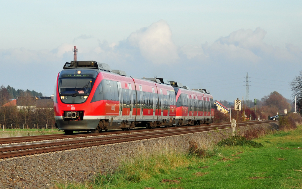 644 044 RE22 nach Trier Hbf in Euskirchen-Elsig - 20.11.2011