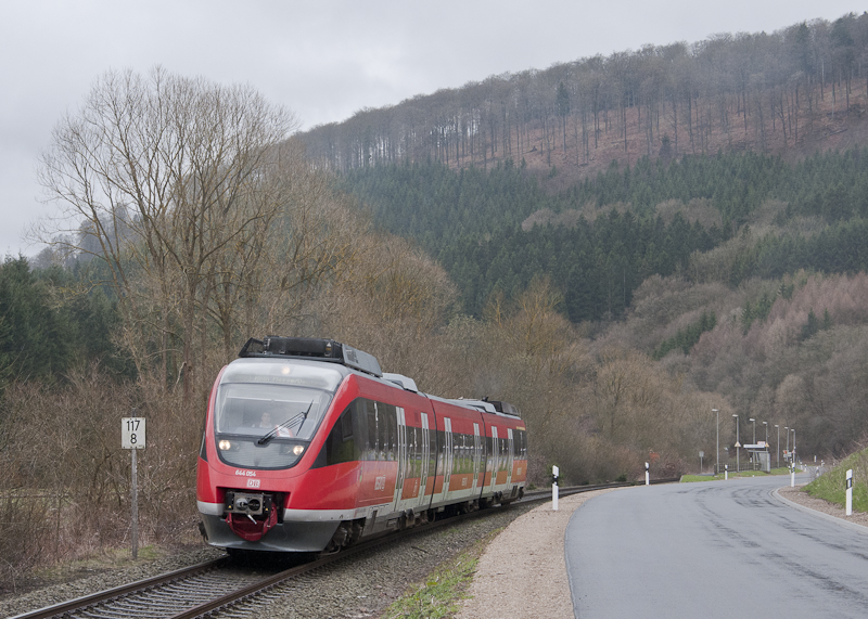 644 054 als RE 12080 (Trier Hbf - Kln Messe/Deutz) am 3. April 2010 in Usch.