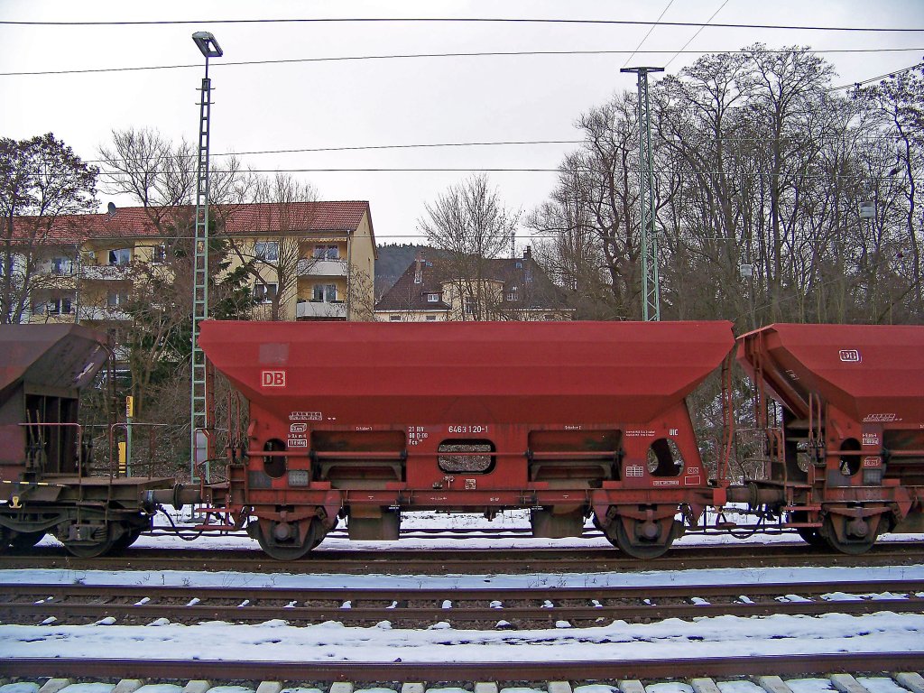 6463 120-1 in einer langen Reihe Selbstentladewagen abgestellt in Marburg(Lahn), 20.2.010.