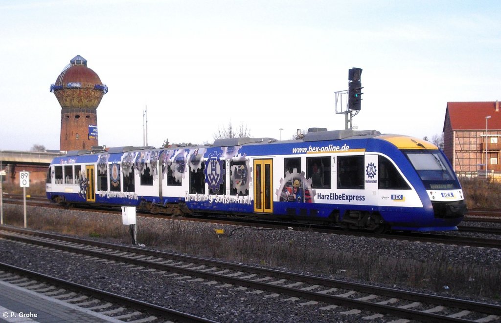 648 289-6 LINT 41 Veolia VT 811 mit Werbung THW als Harz-Elbe-Express HEX 80859 Thale - Magdeburg, KBS 315 Magdeburg - Thale, fotografiert bei der Ausfahrt aus dem Bhf. Halberstadt am 26.11.2011