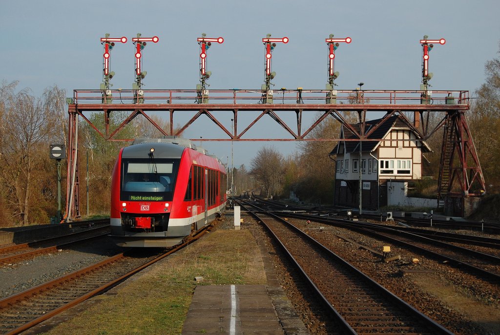  648 762 mit RB 14205 aus Kreiensen, Einfahrt Bad Harzburg am 14.04.2012. Die Zukunft der Signalbrcke ist ungewiss. Ab 2014 beginnen Bauarbeiten zur Aufschaltung auf das ESTW in Gttingen. Die Gerchte gehen von einem Denkmalschutz, bis zu ferngesteuerten Formsignalen aus Gttingen. 