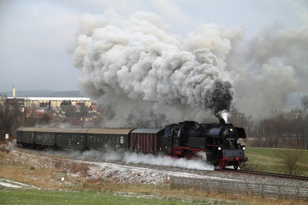 65 1049 mit ihrem Sonderzug aus Chemnitz nach Schwarzenberg am 12.12.09.