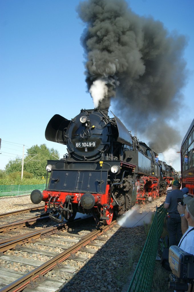 65 1049 und weiter Dampfloks auf dem Weg zur Dampflokparade. 20.08.2011 Chemnitz-Hilbersdorf