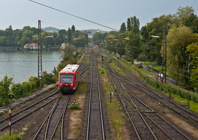 650 322 am 3. August 2011 als Ersatzzug fr IRE 4209 (Ulm Hbf - Lindau Hbf) bei der Einfahrt in den Zielbahnhof.