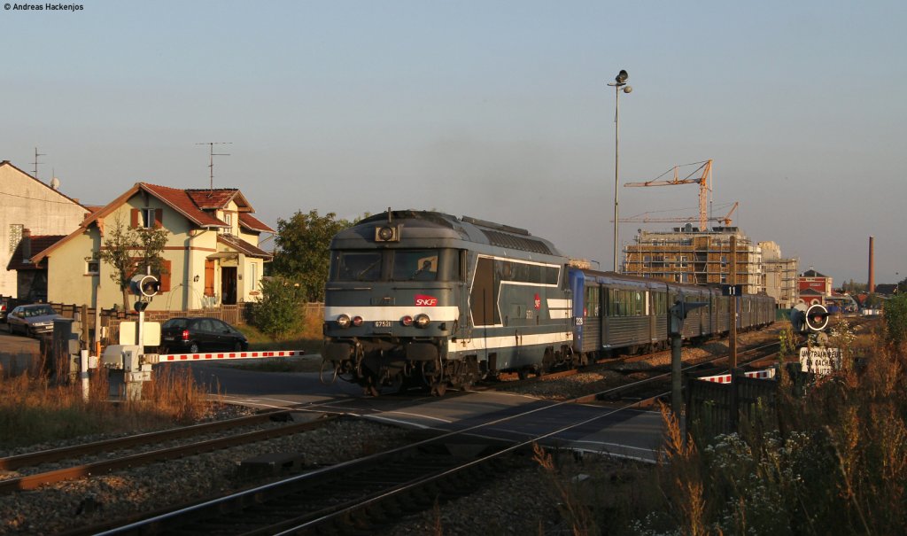 67521 mit dem RE 30560 (Strasbourg-Haguenau) in Bischwiller 3.10.11