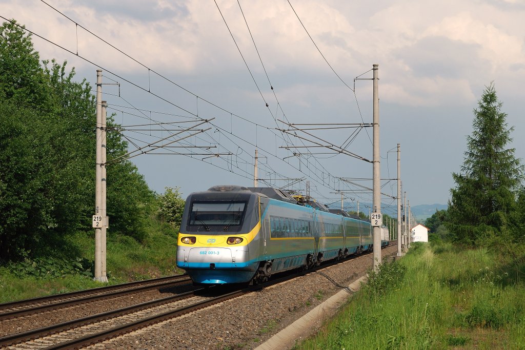 682 001 mit SC 512 bei Polom (22.05.2011)