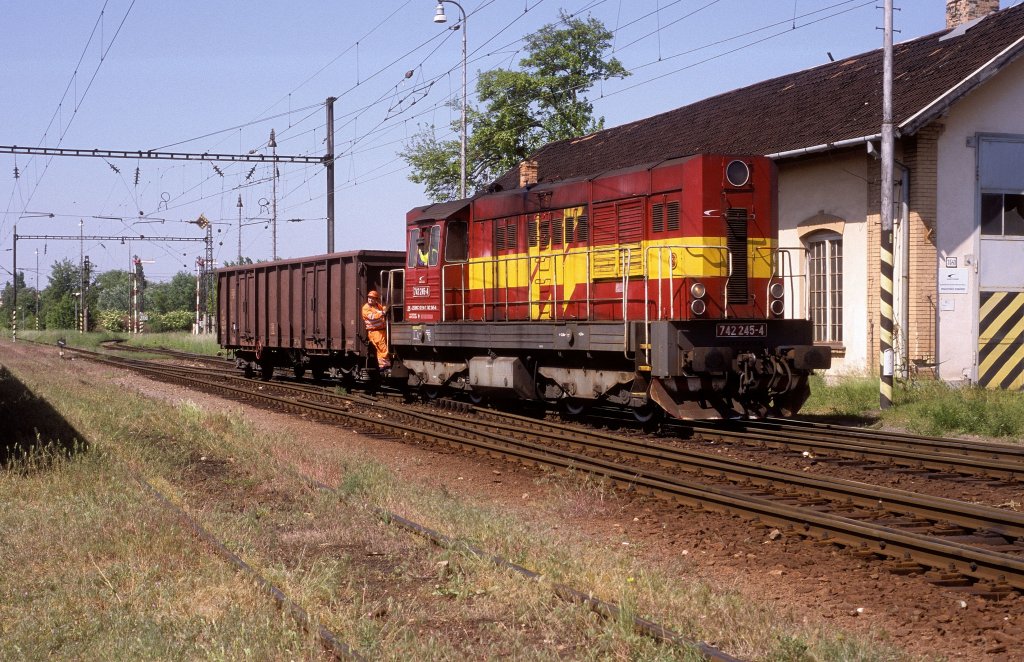 742 245  Komarno  09.05.11