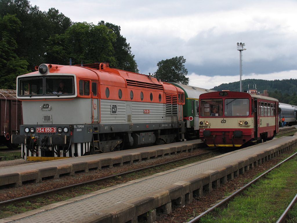 754 050-3 mit R 849 Praha Hlavn Ndra-Trutnov Hlavn Ndra neben 810 549-6 mit mit Os 5742 Trutnov Hlavn Ndra -Vrchlabi auf Bahnof Trutnov Hlavn Ndra am 1-8-2011.