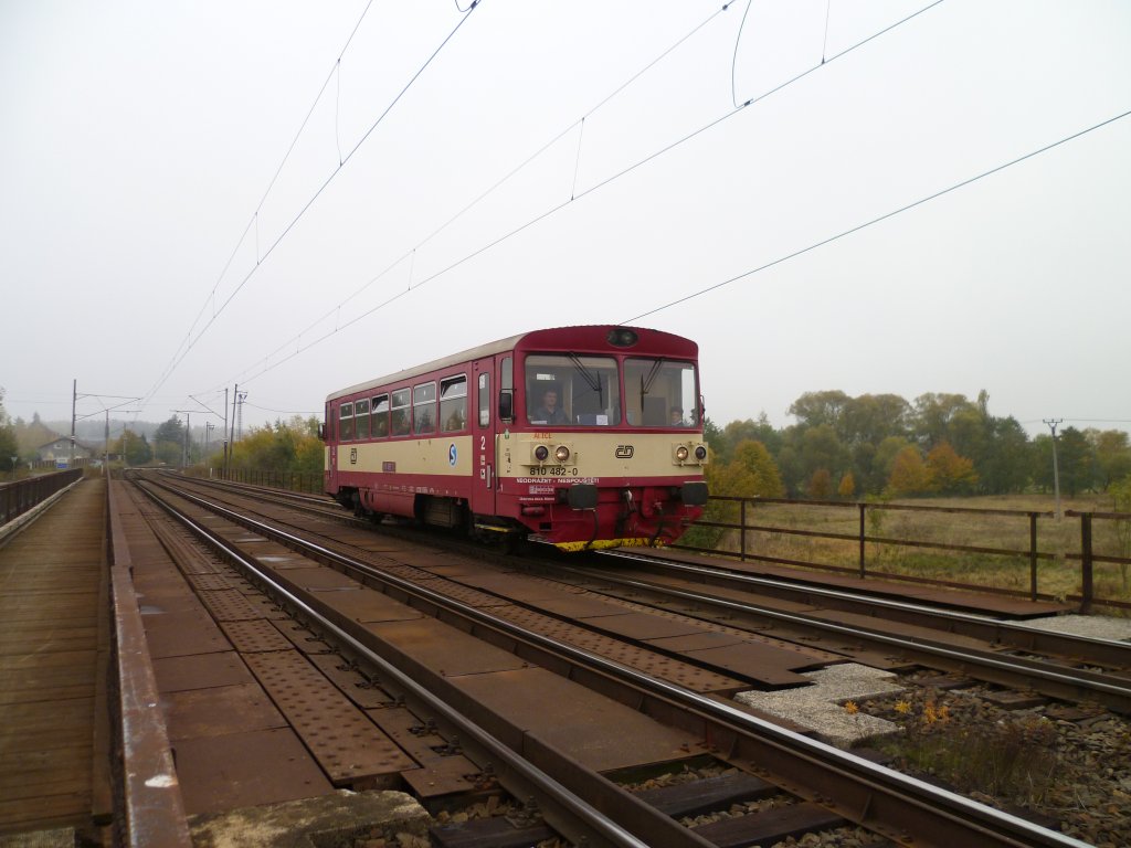 810 482-0 ist hier am 20.10.12 in Jindrichov kurz vor Trsnice zusehen. 