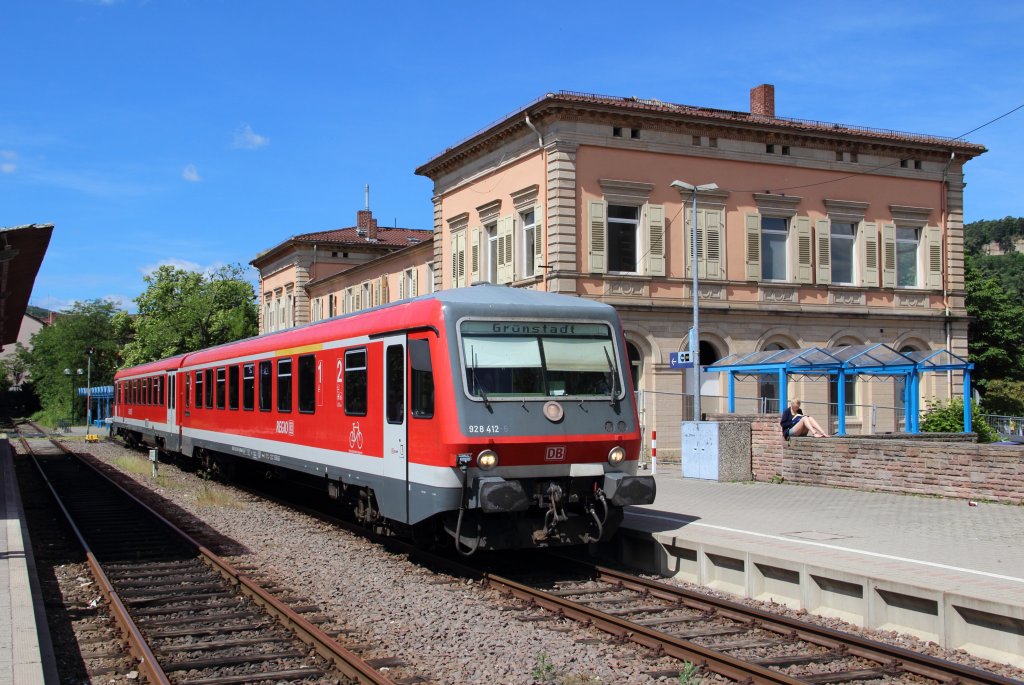 928 412-6 als RB 28424 (Neustadt (Weinstr) Hbf - Grnstadt) beim Aufenthalt im Bahnhof Bad Drkheim am 16.06.13