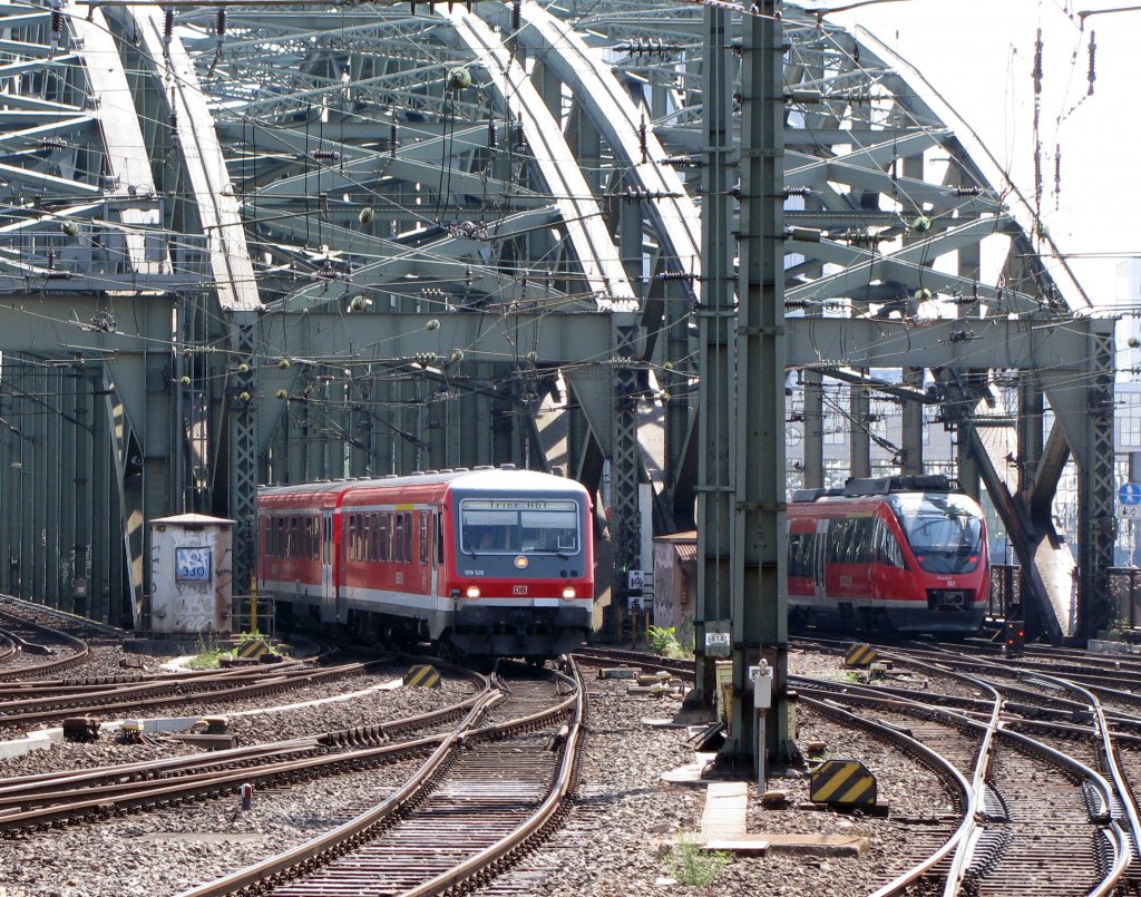 928 526 kommt von der Hohenzollernbrcke in Kln am 21.-7.-2010