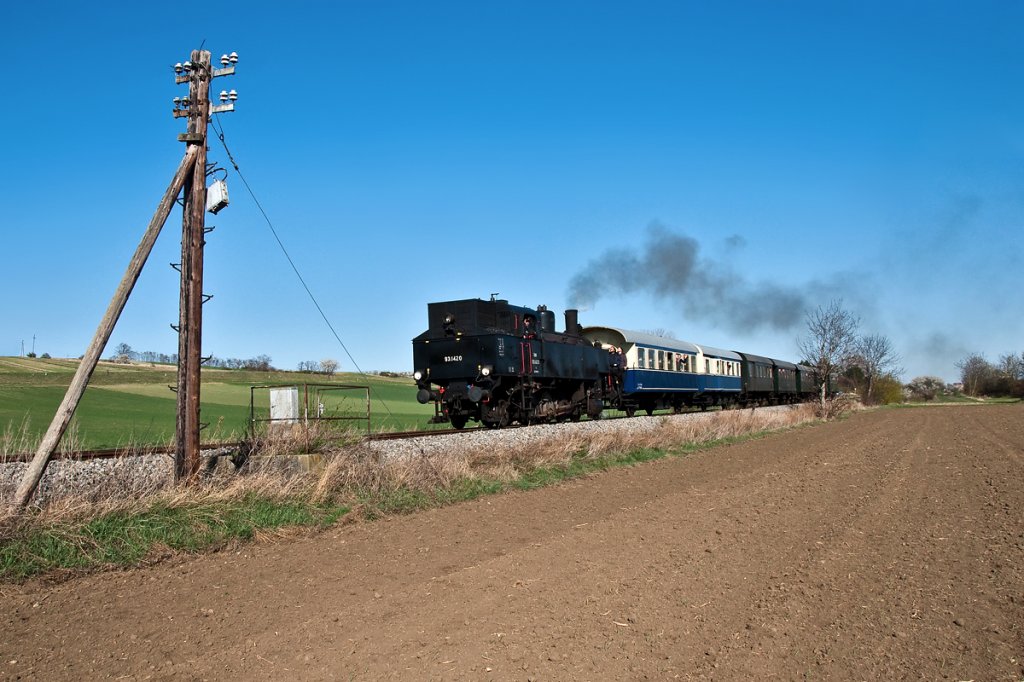 93.1420 mit dem Osterzug vom Verein neue Landesbahn, dampft am Nachmittag des 09.04.2012 durch das Zayatal. Die Aufnahme entstand bei der Ausfahrt aus Dobermannsdorf.