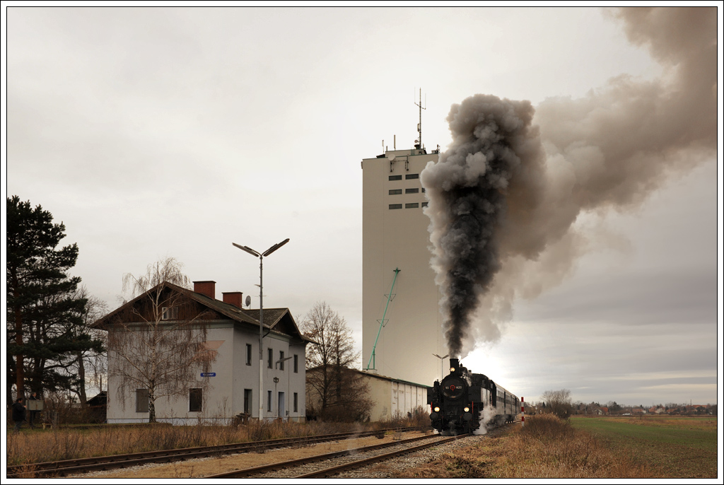 93.1420 mit unserem Fotozug 19253 von Retz nach Mistelbach Lbf bei der Scheinausfahrt aus Haugsdorf am 10.12.2011. (Bild neu berarbeitet und altes Foto gelscht)

