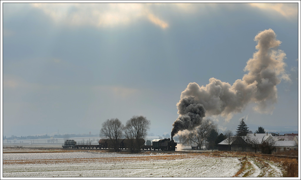 93.1420 musste ja wieder retour nach Mistelbach, wo sie ja mittlerweile beim Verein Neue Landesbahn eine neue Heimat gefunden hat. Die Retourfahrt wurde am Nachmittag genutzt, noch schnell die Landesbahn zwischen Korneuburg und Ernstbrunn zu befahren. Die Aufnahme zeigt SGAG 14500 am 11.2.2013 kurz vor Rckersdorf-Harmannsdorf.