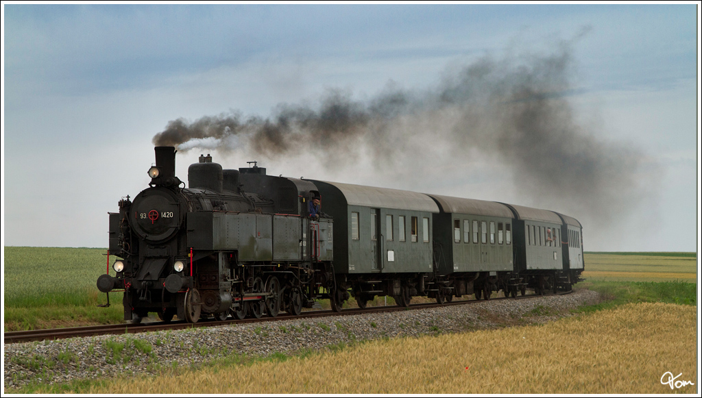 93.1420 vom  Verein Neue Landesbahn  fhrt mit Nostalgie Express  Leiser Berge  von Korneuburg nach Ernstbrunn. 
Naglern  23.6.2012