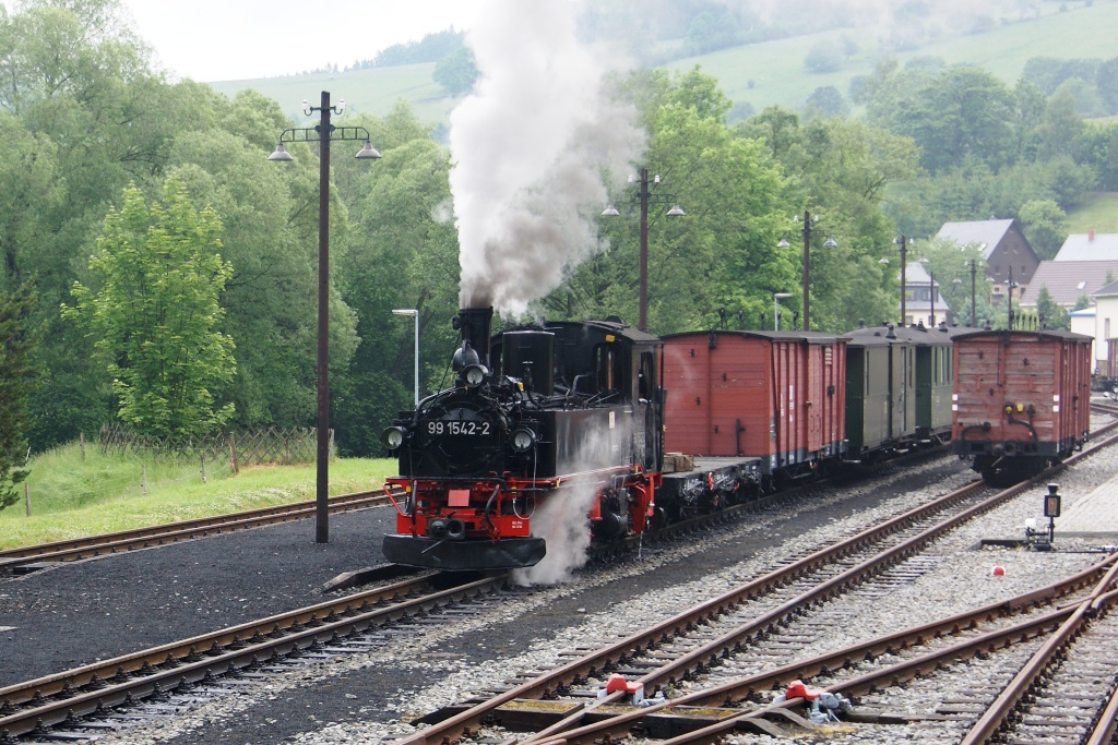 99 1542-2 im Bf Steinbach, beim zusammenstellen des GmP nach Jhstadt. Aufgenommen am 01.06.2012.