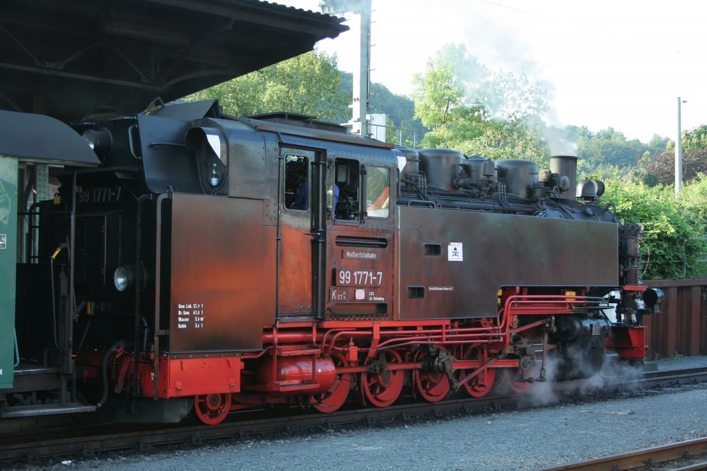 99 1771 wartet am Morgen des 01.07.2011 mit dem 1. Zug des Tages auf den Abfahrtspfiff in Freital-Hainsberg