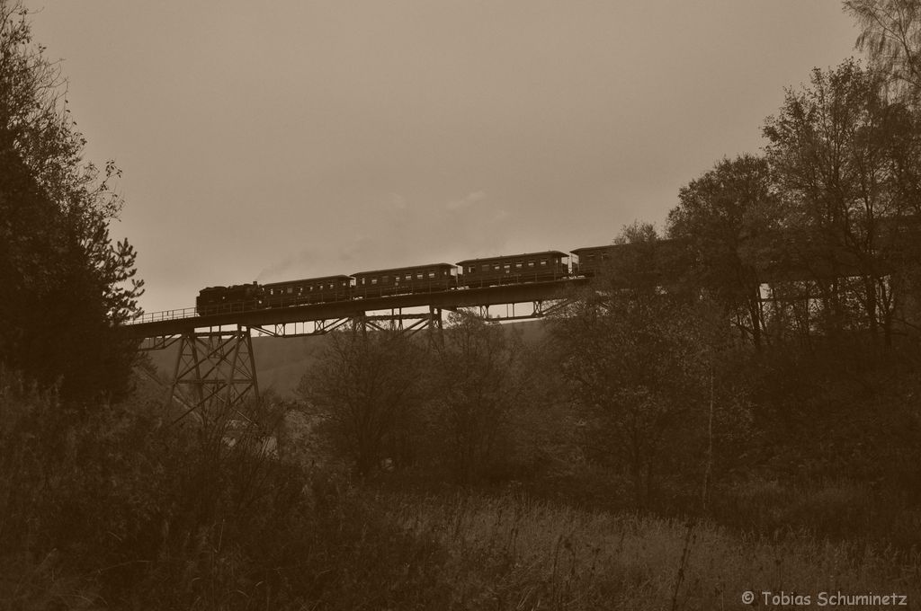 99 1794 mit P1000 in Oberwiesenthal am 25.10.2012. Im Eisatz war die stilreine DR- Traditionsgarnitur.