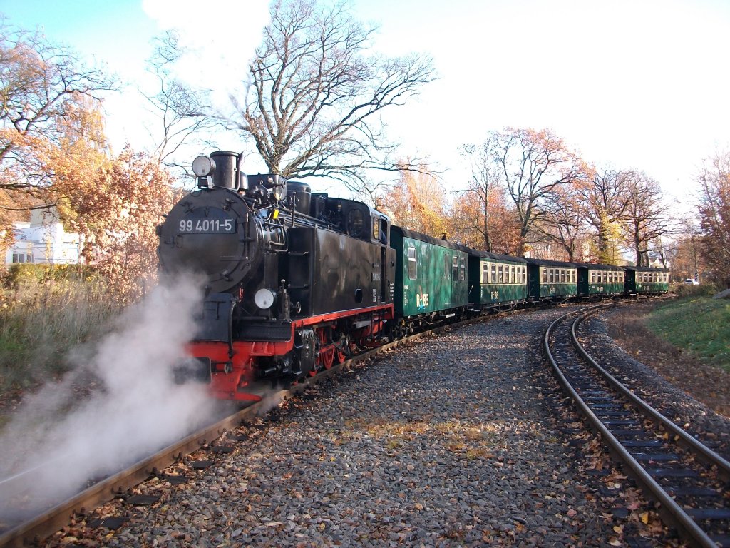 99 4011 schob am 06.November 2010 den Zug von Sellin Ost nach Baabe.