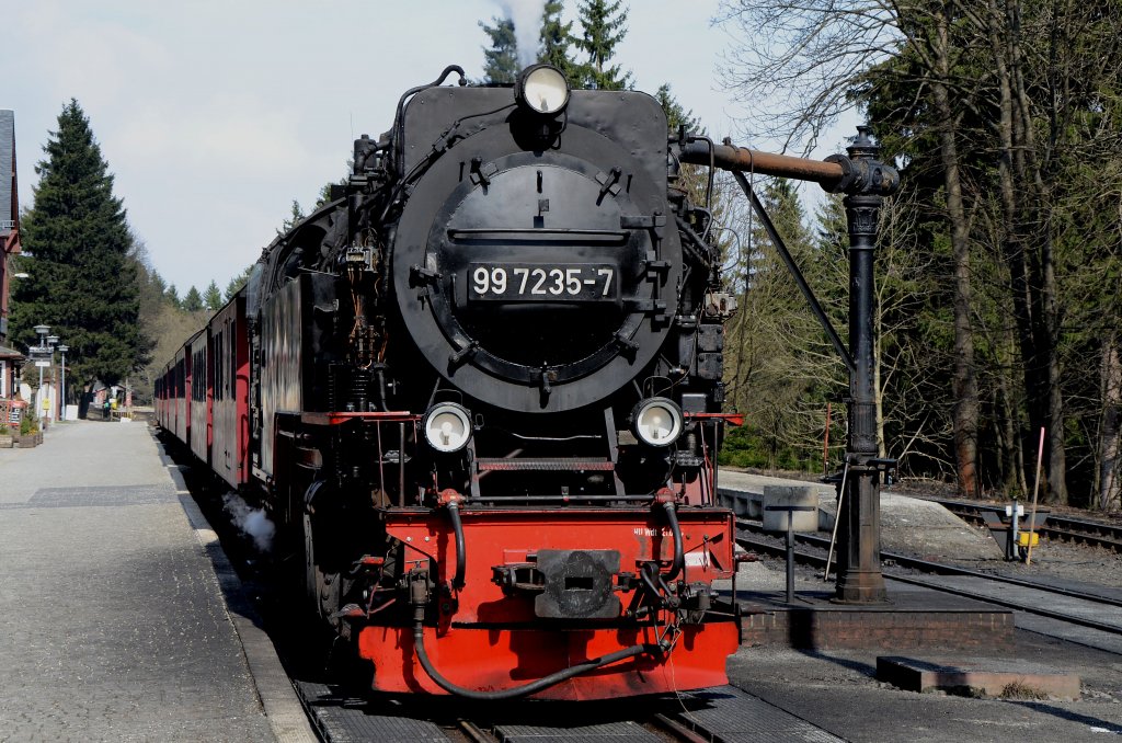 99 7235-7 HSB beim Wasser fassen auf dem Weg zum Brocken im Bahnhof Drei Annen Hohne am 18.04.2013