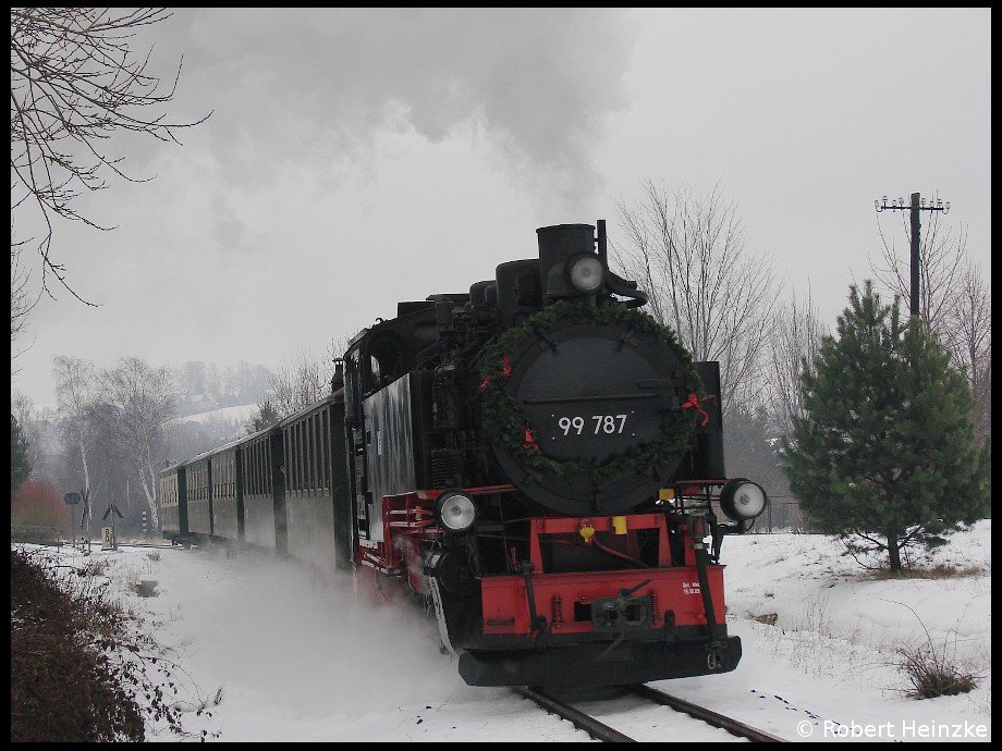 99 787 mit SOEG 700 vor dem Bahnhof Bertsdorf mit dem Weihnachtsmannzug nach Jonsdorf am 24.12.2009