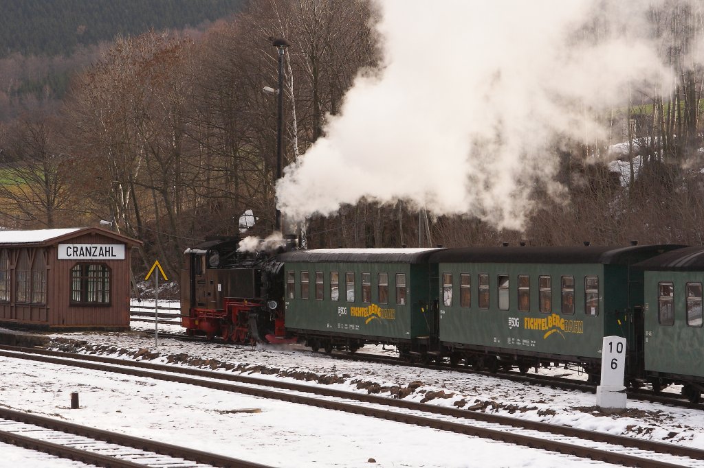 99 794 mit P1002 aus Oberwiesenthal am 30.12.2012 bei der Einfahrt in den Bahnhof Cranzahl.