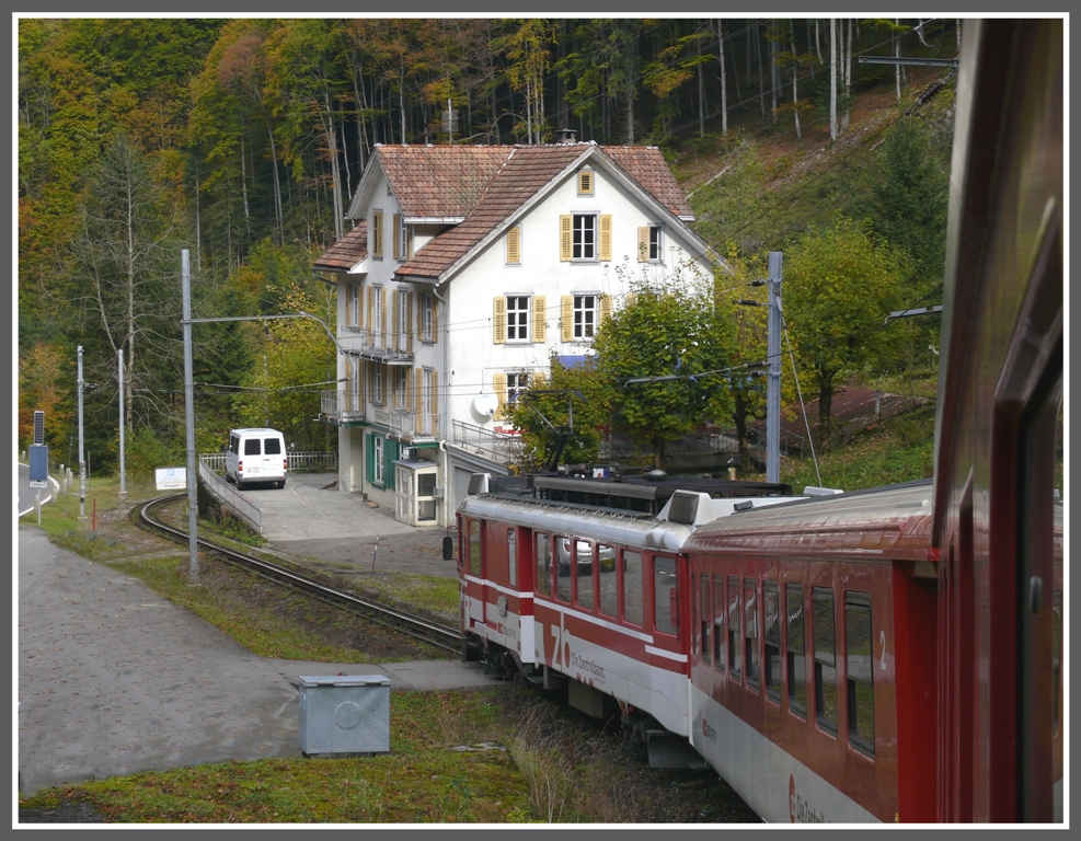 Ab Fahrplanwechsel wird hier beim Restaurant Grnenwald kein Zug mehr halten, denn dann  kommt der 4km lange Umfahrungstunnel in Betrieb. (22.10.2010)