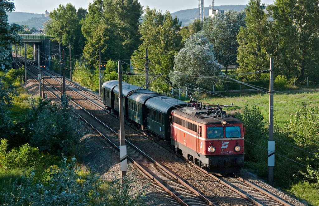 Ab Korneuburg befrderte die 1042 041 den NostalgieExpress  Leiser Berge . Hier zu sehen am REX 7399 nach Wien Sdbahnhof (Ostseite).