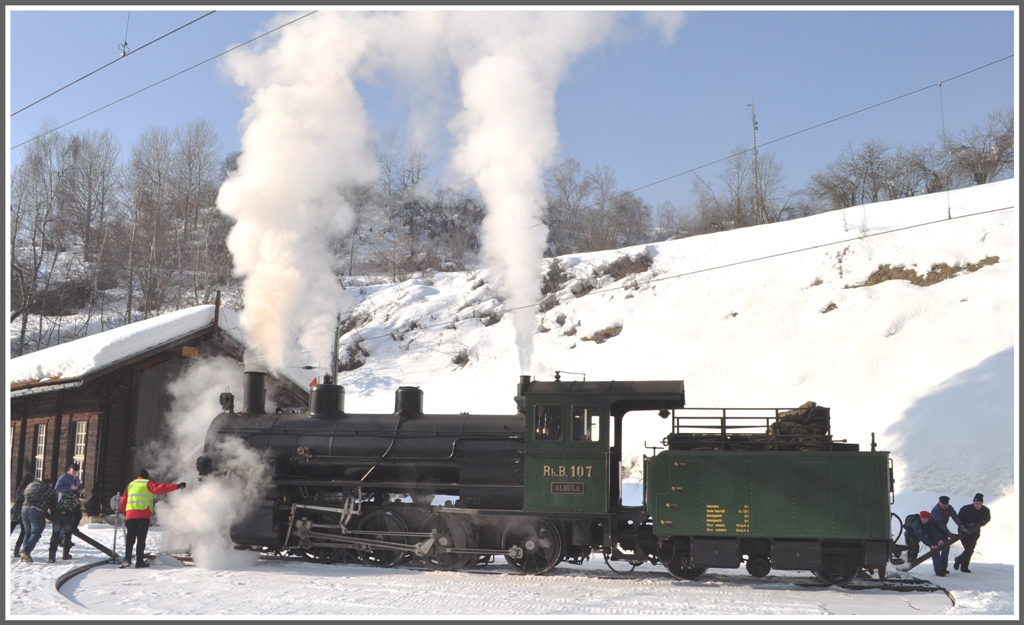 Abdrehen der G 4/5 107  Albula  auf der Drehscheibe in Filisur. (12.02.2012)