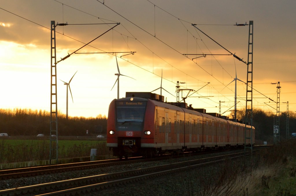 Abendstimmung an der Kbs 465, eine RE8 in Richtung Grevenbroich unterwegs. 11.1.2013