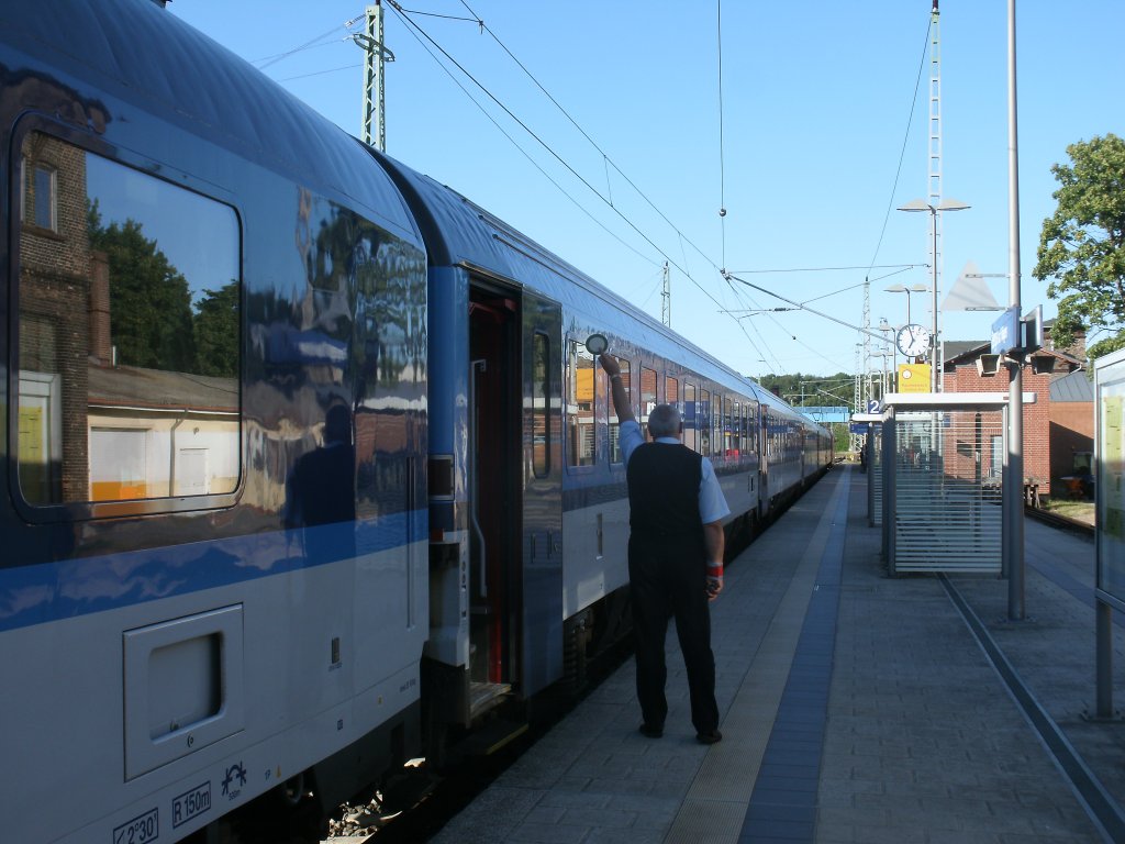 Abfahrt in Bergen/Rgen fr die letzten 22 Kilometer bis Binz fr den EC 378 aus Bratislava am Abend vom 20.Juli 2013.