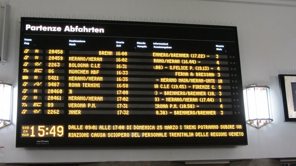 Abfahrtsbersicht in der Bozener Bahnhofshalle.(24.3.2012)