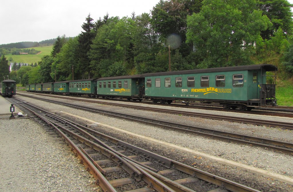 Abgestellte Schmalspurwagen der Fichtelbergbahn in Oberwiesenthal; 13.09.2011