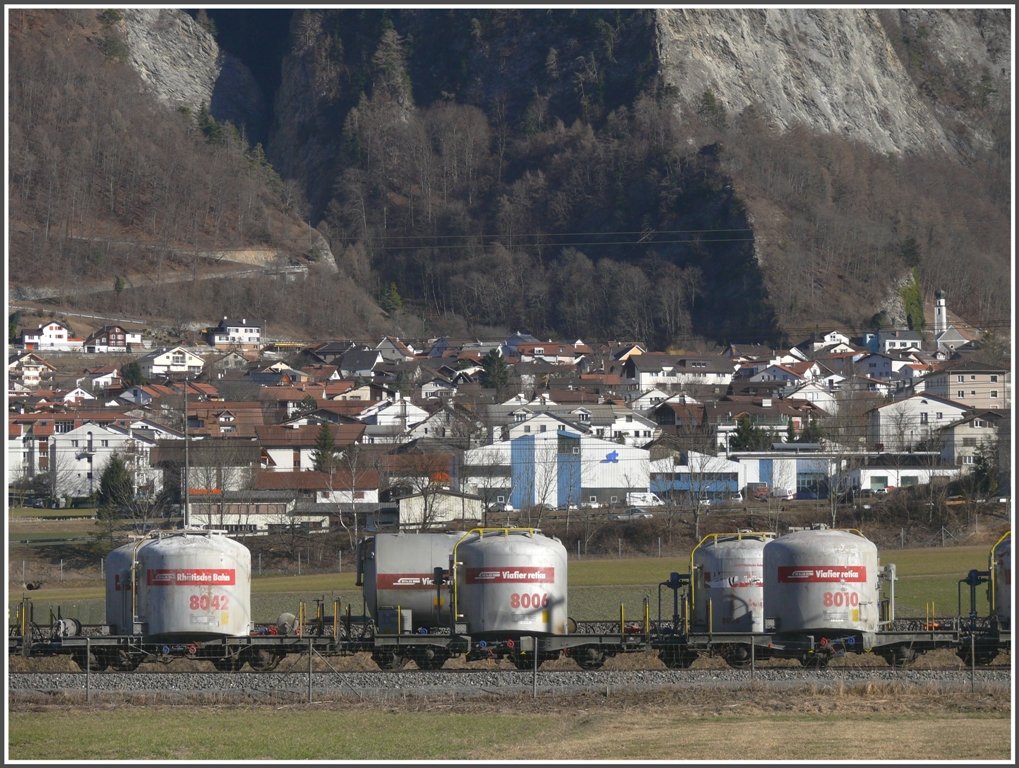 Abgestellte Zementsilowagen  Mohrenkpfe  bei Trimmis. (18.03.2010)