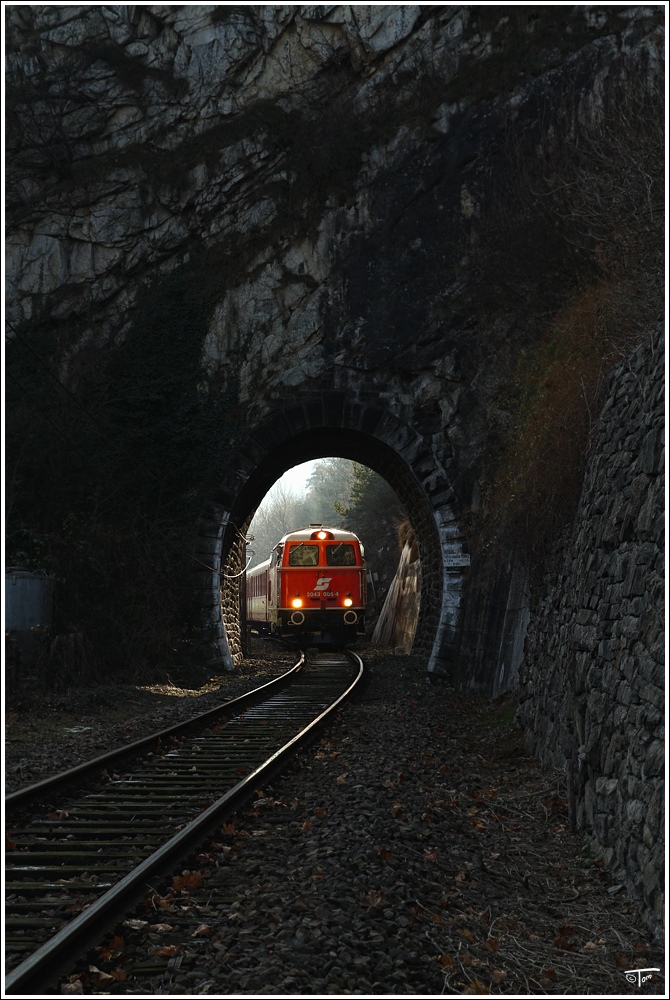 Abschiedfahrt auf der Donauuferbahn. 2043 005 fhrt mit SDZ 14367 von  Linz nach Spitz, beim 12 Meter langen Teufelsmauer Tunnel nahe Spitz an der Donau.  27.11.2010

