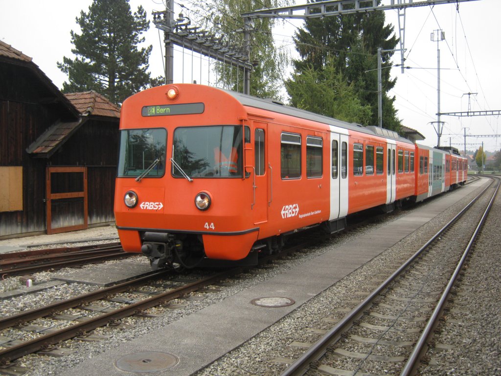 Abschiedsfahrt RBS Be 4/12 Nr. 44 in Btterkinden, 23.10.2011: In den nchsten Tagen wird Zug Nr. 44 als erster seiner Serie, auch genannt  Mandarinli , ausrangiert und abgebrochen. Dieses Fahrzeug ist seit 1974 im Einsatz, damals als Be 4/8 (ohne Mittelwagen). Mittlerweile hat er bereits 3.4 Millionen Kilometer zurckgelegt. Die Abschiedsfahrt fhrte von Worblaufen nach Solothurn und zurck. Das Haupteinsatzgebiet umfasste die Linien: Bern-Unterzollikofen; Bern-Jegenstorf/Urtenen; Bern-Worb Dorf und den  Fraubrunnen Express  Fraubrunnen-Bern. Der Zug wird anschliessend in die Werksttte Worbboden berfhrt, wo er ausgeschlachtet und anschliessend zerlegt wird. Der Mittel wagen wird in ein noch 2-teiliges  Mandarinli  eingesetzt.

