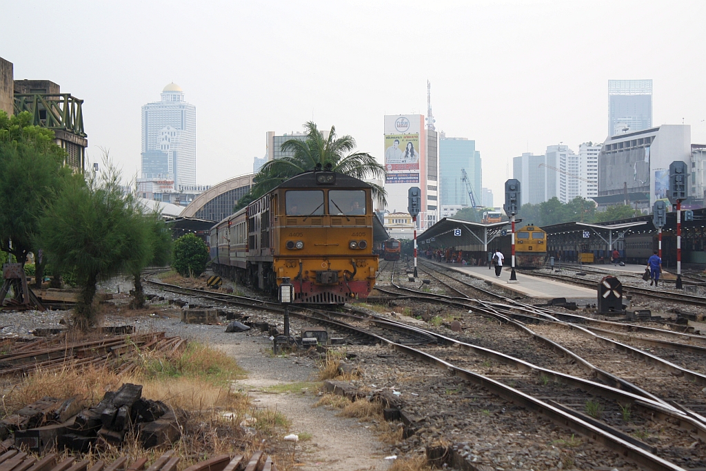 ADD 4405 (Co'Co', de, Alsthom, Bj.1985) fhrt am 02.November 2012 mit dem ORD 341 nach Kaeng Khoi aus dem Bf. Hua Lamphong. 

