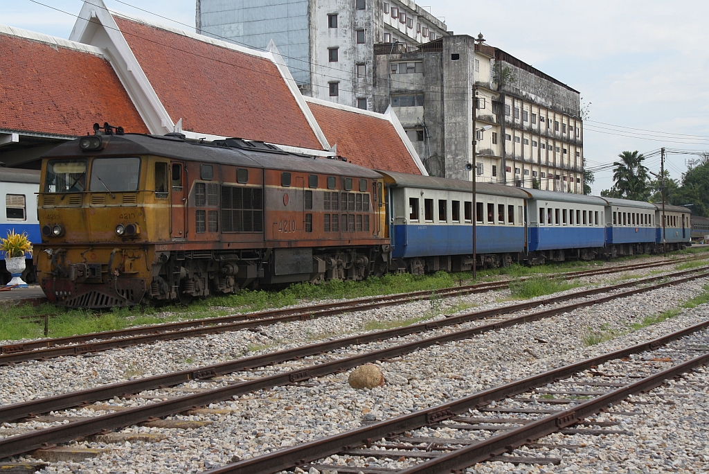 AHK 4210 (Co'Co', de, Krupp, Bj.1980, Fab.Nr. K-5479) ist am 26.Oktober 2010 mit dem ORD 456 und 53 Minuten Verspätung in der Nakhon Si Thammarat Station angekommen.