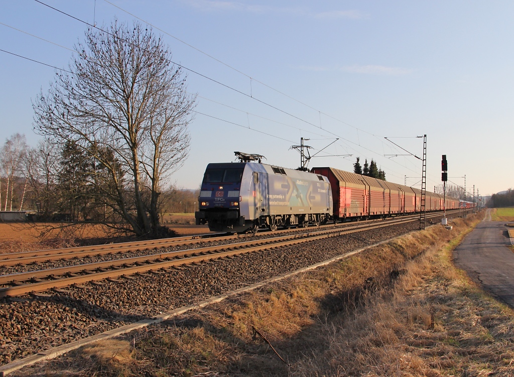 Albatros im Abendlicht: 152 137-6 mit Containerzug in Fahrtrichtung Norden. Aufgenommen am 20.03.2012 kurz vor Eschwege West.