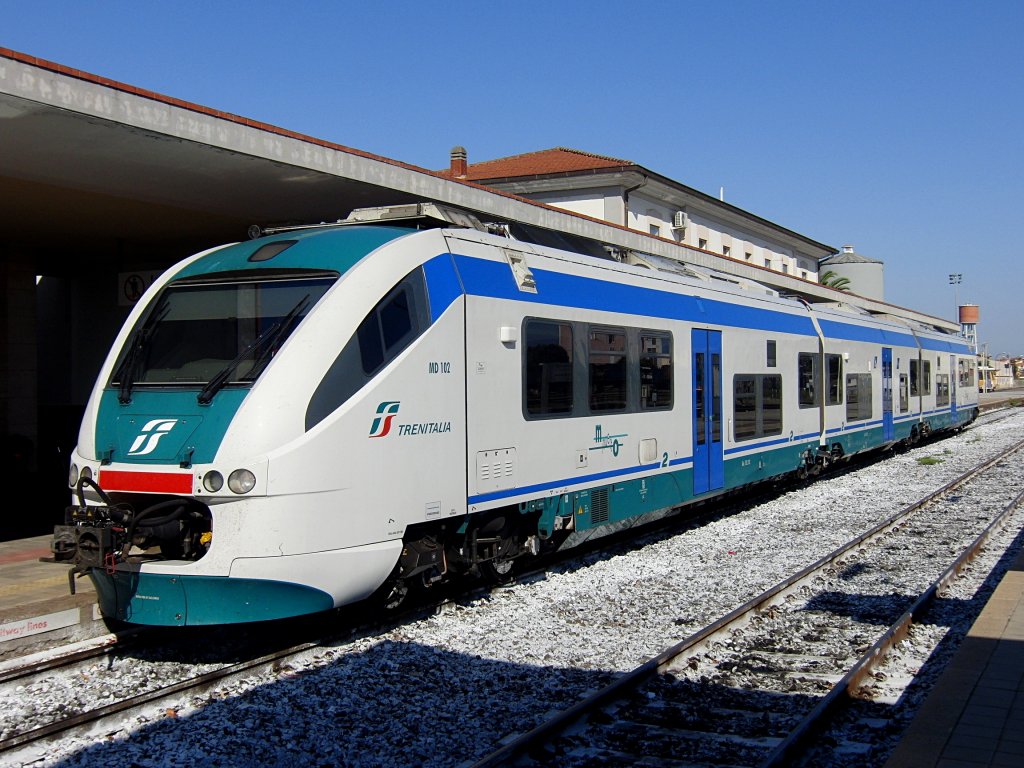 ALn 501.102 als Regionalzug 3959 von Olbia nach Cagliari am 03.10.2011 im Bahnhof von Oristano.