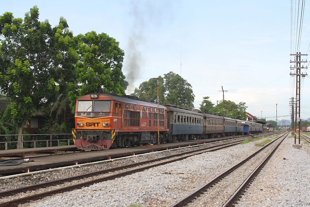 ALS 4107 (Co'Co', de, Alsthom, Bj.1974) verlsst am 18.Mai 2013 mit dem ORD 254 (Lang Suan - Thon Buri) und 60 min. Verspaetung den Bf. Chumphon.