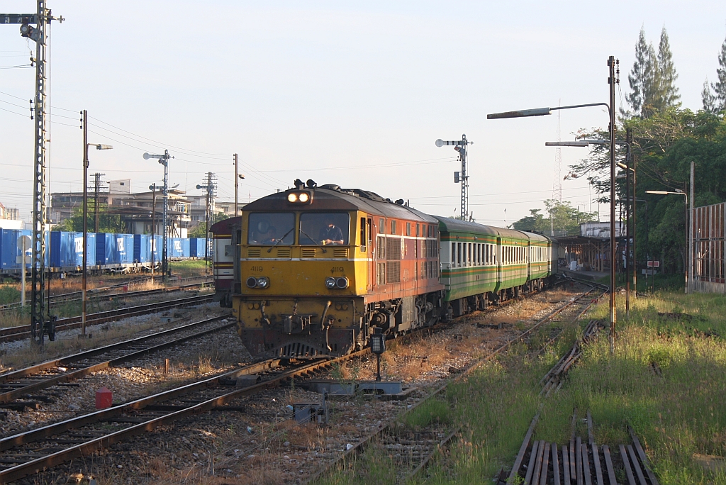 ALS 4119 (Co'Co', de, Alsthom, Bj.1974) am 17.Mai 2013 mit dem ORD 447 nach Sungai Kolok und 47 min. Abgangsverspaetung bei der Ausfahrt im Bf. Surat Thani.