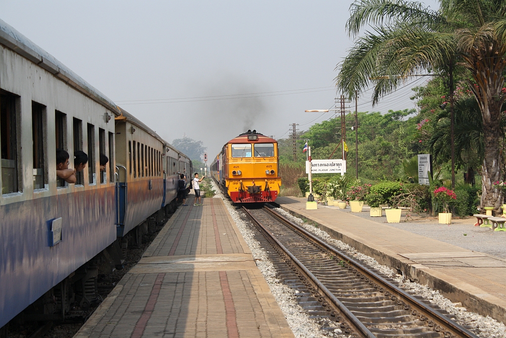 ALS 4125 (Co'Co', de, Alsthom, Bj.1974/75) am 13.Mrz 2011 im Bf. Nong Pladuk Junction durchfahrend, links im Bild der wartende ORD 257 nach Nam Tok.

