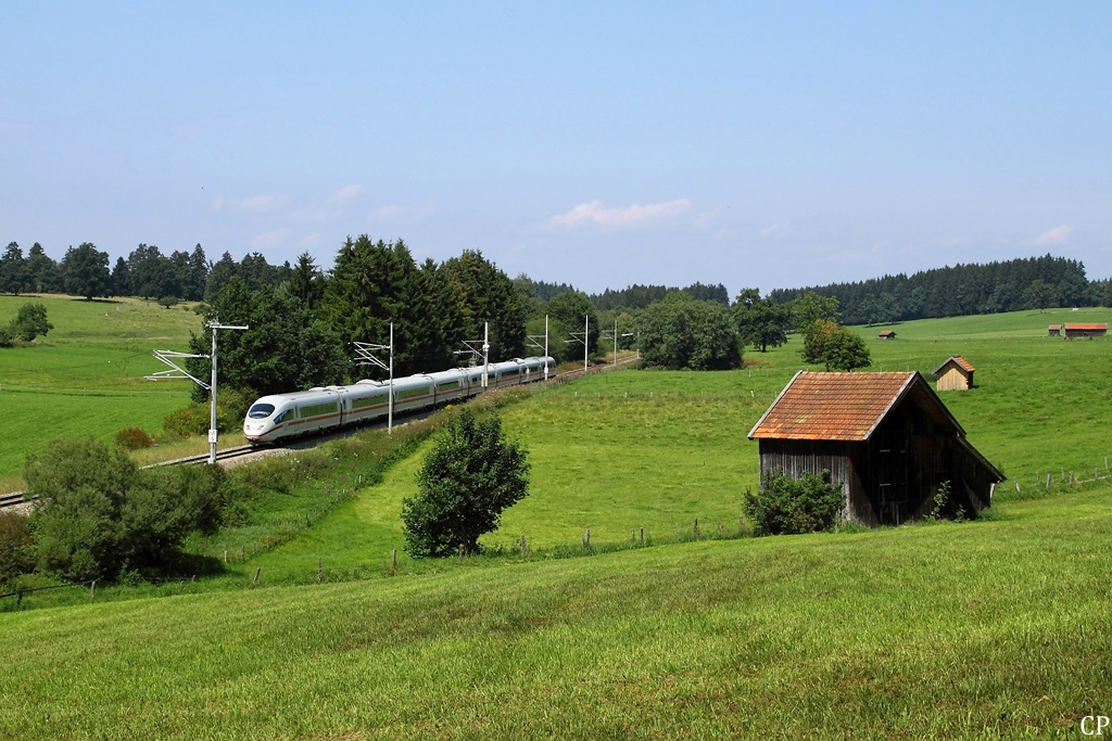 Als ICE 527  Wetterstein  fährt am 20.8.2011 dieser 403 Richtung Gamisch-Partenkirchen. In wenigen Augenblicken wird er den Bahnhof Uffing am Staffelsee passieren.