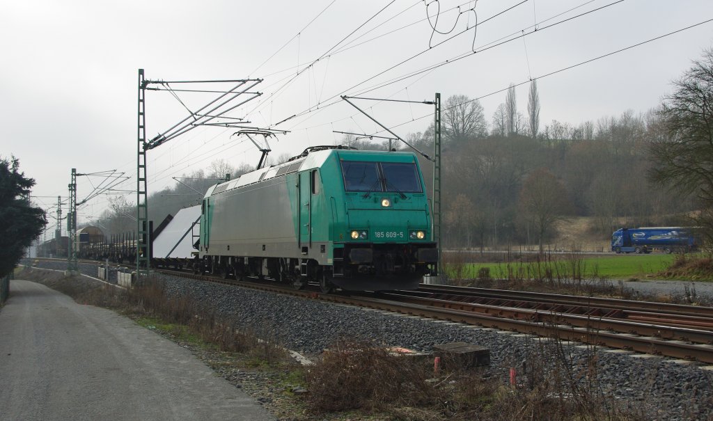 Am 01.02.2011 hat sich mal wieder ein, von der DB-Schenker angemietetes  Pfefferminibonbon  in Form von 185 609-5 auf die KBS 613 verirrt. Hier mit einem gem. Gz in Richtung Norden. Aufgenommen an der Nordschleifen-Einfahrt nach Eschwege.