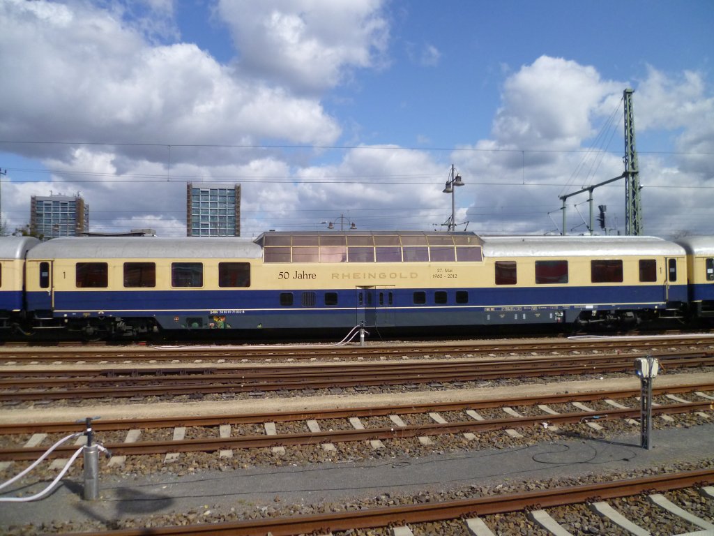 Am 01.04.12 steht der Rheingoldzug im Hbf Dresden. Hier ein Wagen mit der Aufschrift  50 Jahre Rheingold .